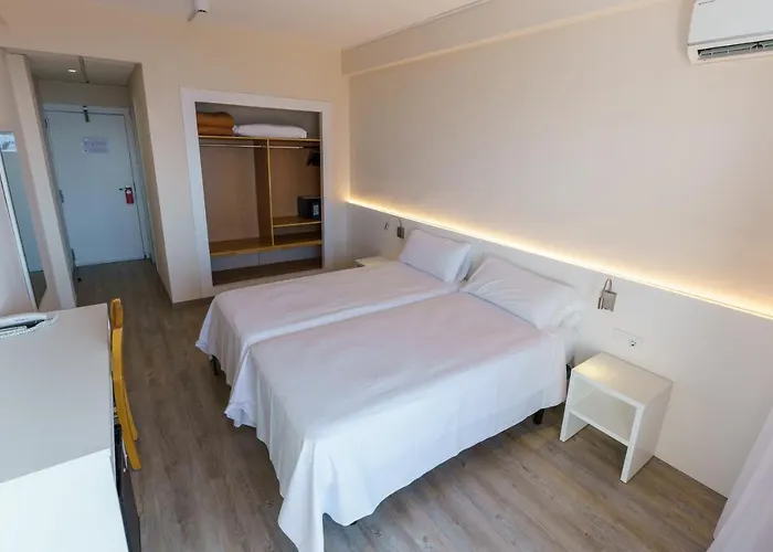 Checkin Catalonia Готель 3*